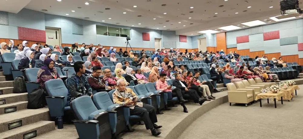Peserta majlis pelancaran di dalam dewan Hospital Shah Alam