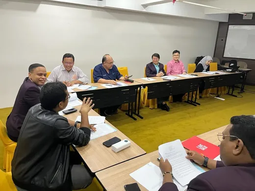 Discussion at the meeting table during the first MADOCS AGM