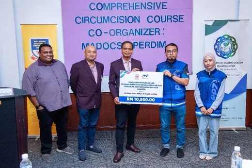 Presentation of a sponsorship cheque to the organisers at CCC 1