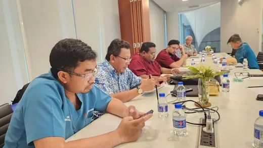 Round-table discussion at a guidelines meeting