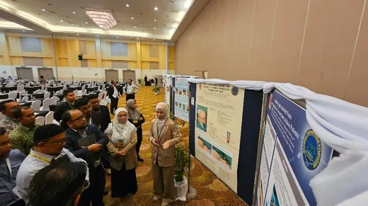 Participants visiting the exhibition during the symposium