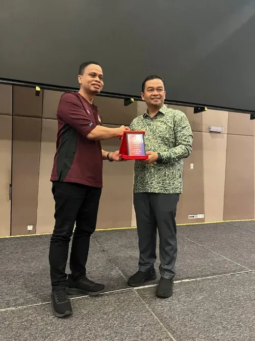 Presentation of a memento at a MADOCS 2025 programme