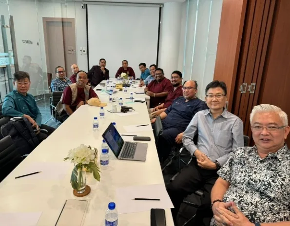 Peserta kursus bergambar di hadapan bangunan