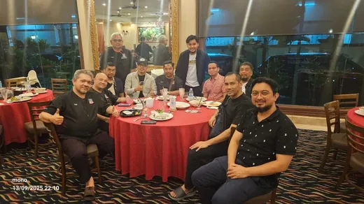 Members and participants chatting during a programme dinner