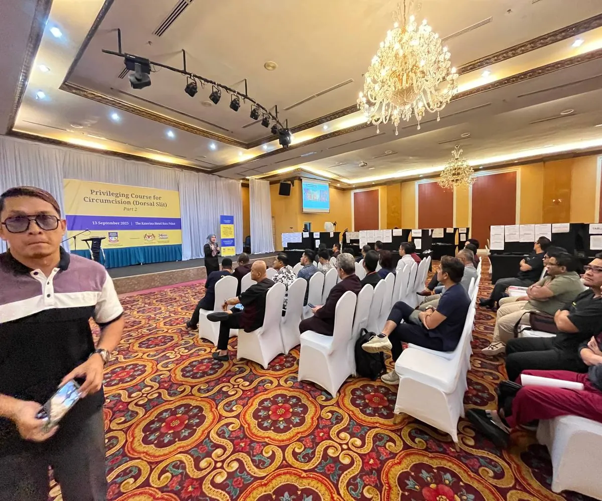 Dewan program PCC2-1 di The Katerina Hotel, Batu Pahat — sepanduk kursus di pentas dan peserta menunggu sesi bermula
