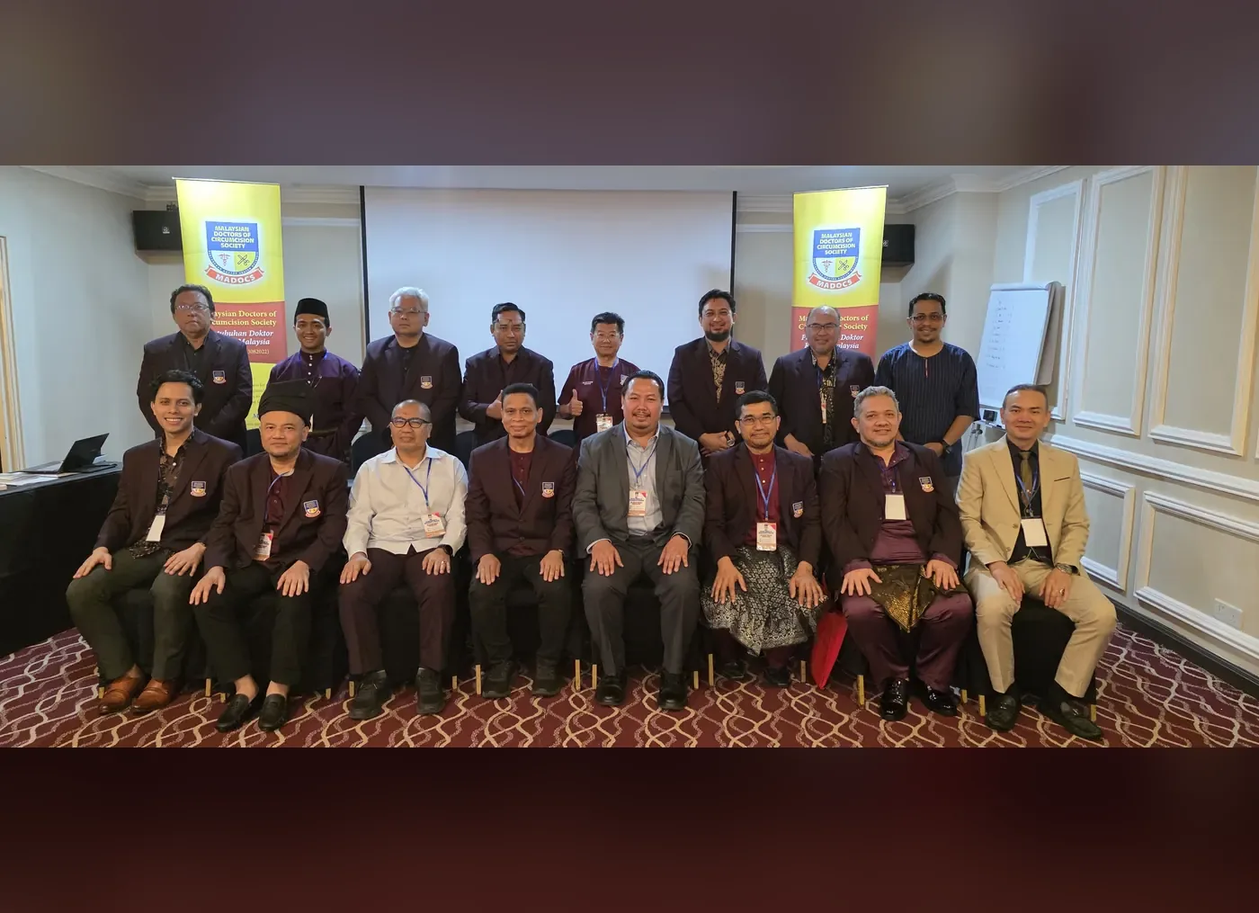 Ahli dan Ahli Jawatankuasa MADOCS bergambar bersama sepanduk MALAYSIAN DOCTORS OF CIRCUMCISION SOCIETY pada Mesyuarat Agung Tahunan Ke-4, 2026