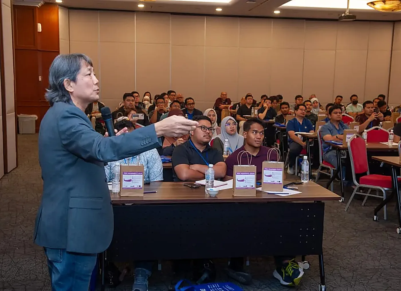 Penceramah menerangkan anatomi dan anestesia tempatan kepada peserta kursus CCC6 di Hotel Maluri, Cheras