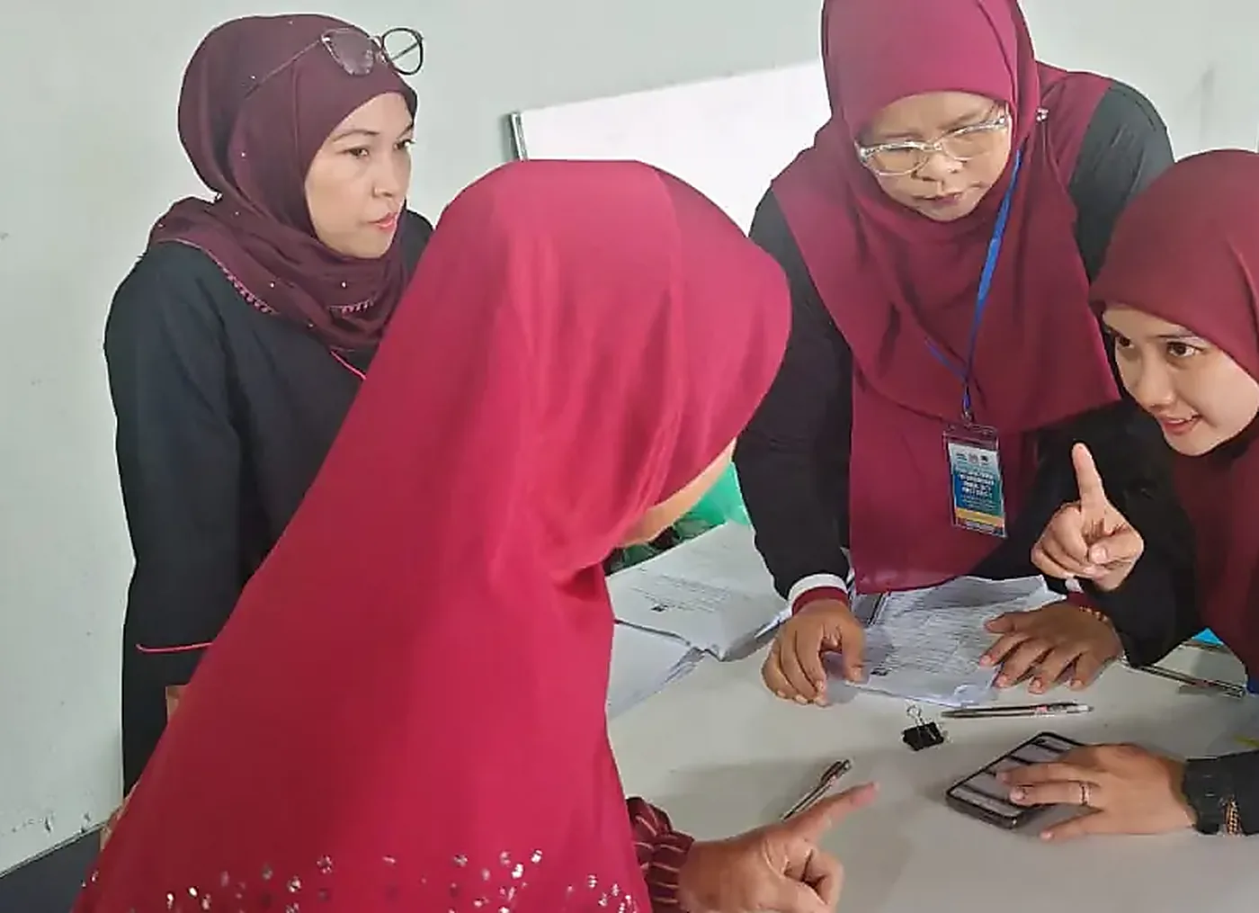 Peserta kursus PCC2-4 berkumpul di dalam dewan di Semporna