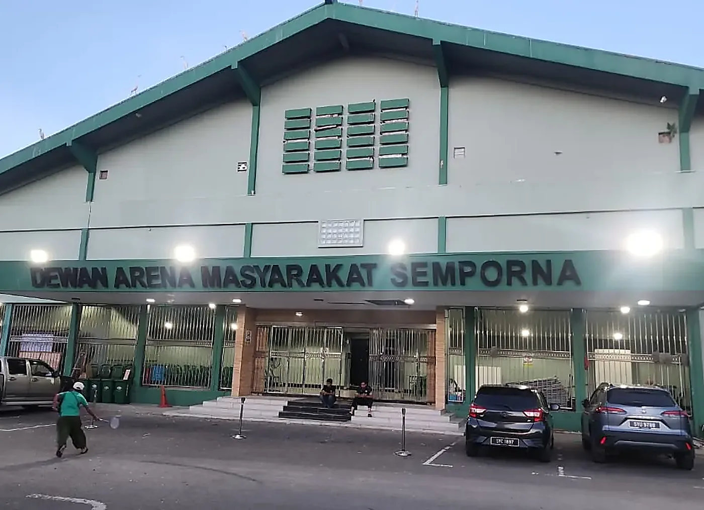 Sepanduk kursus PCC2-4 dipasang di hadapan premis di Semporna