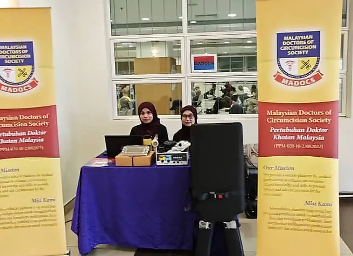 Sepanduk dan kaunter MADOCS pada majlis pelancaran di Auditorium Hospital Shah Alam