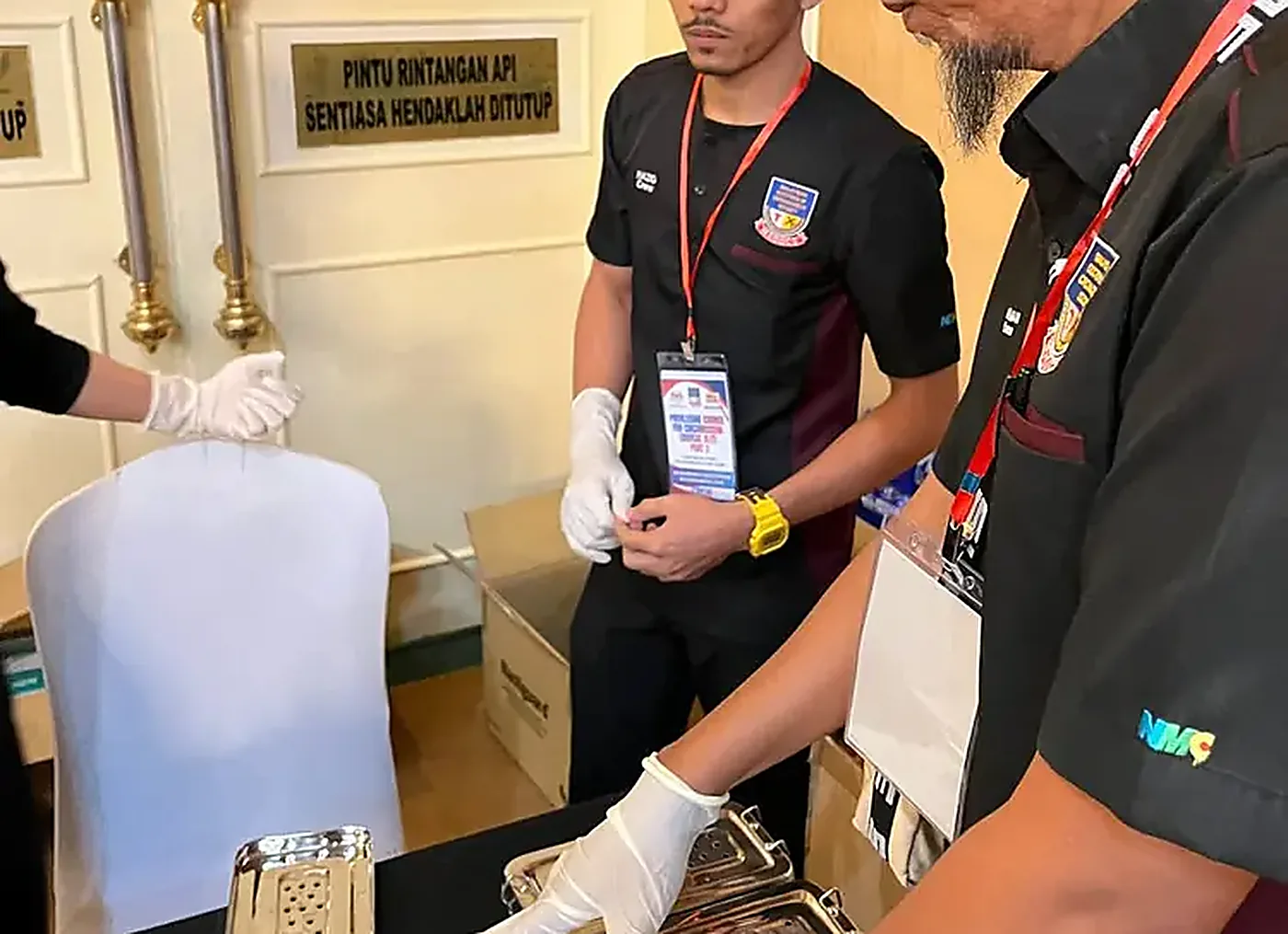 Petugas menyediakan dulang instrumen steril sebelum sesi penilaian PCC2-1 di The Katerina Hotel, Batu Pahat