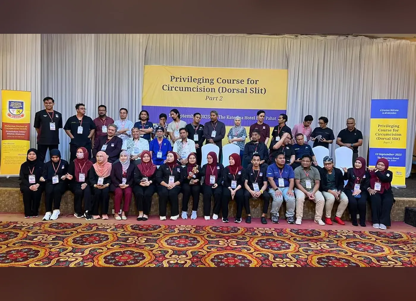 Peserta dan fasilitator kursus Privileging Course for Circumcision (Dorsal Slit) Part 2 bergambar bersama sepanduk kursus di The Katerina Hotel, Batu Pahat